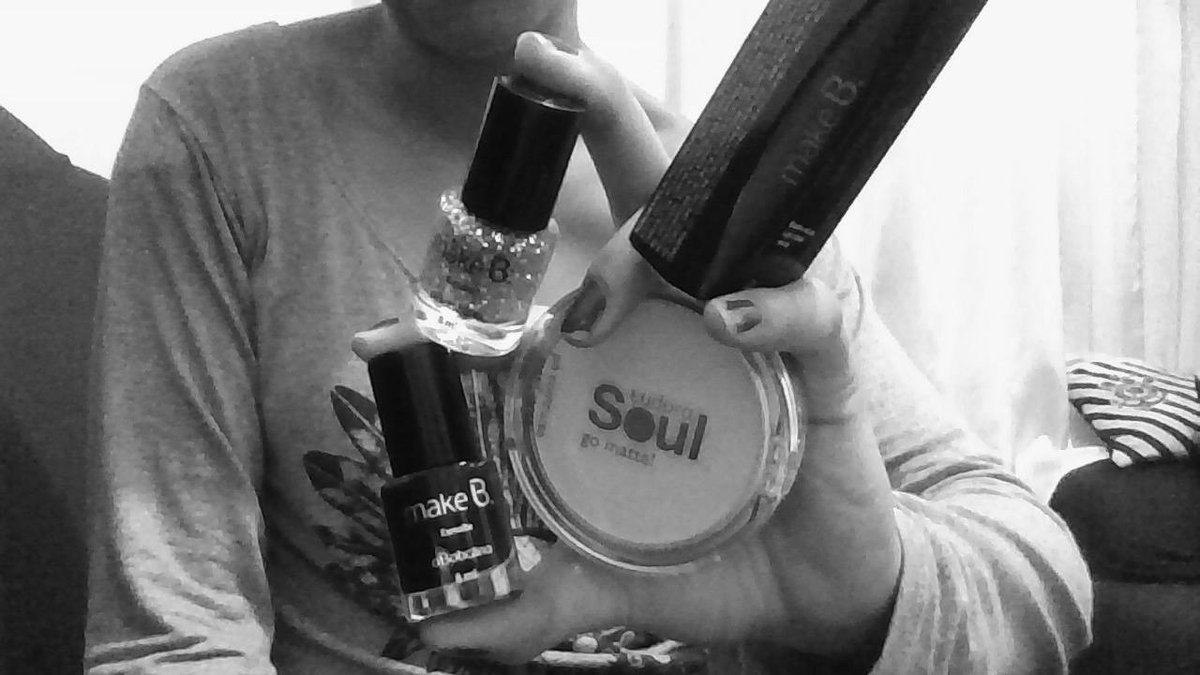 palipaula's tweet photo. Aqui onde eu moro tem um lugar que vc paga apenas 10 reais nos produtos da Make b, Eudora, e outros .. #comprandotudo http://t.co/Ui2Q5L8bdD