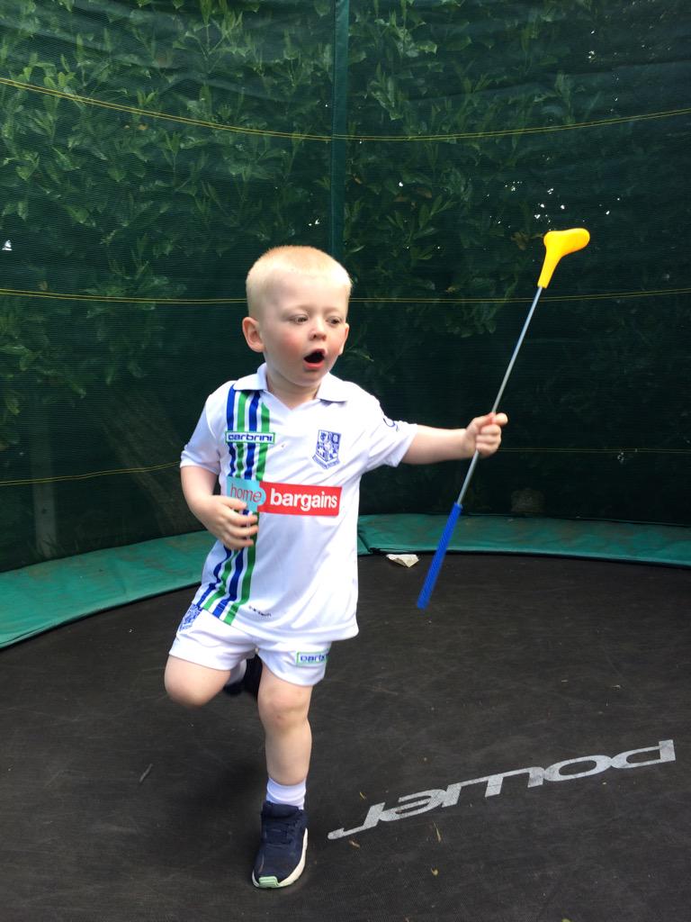 andy1willow's tweet photo. Me lil dude loving his new tranmere kit #TRFC #Andrew http://t.co/7uVa6mOSpX