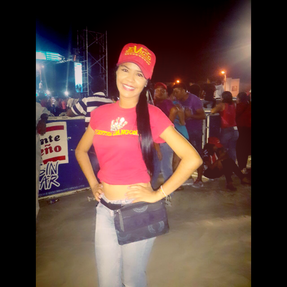 mayrethrolon's tweet photo. Los que van de rojo a verme en vivo ya yo les deseo mucha suerte 🎵���� 👏#silvestriando @SilvestreFDC http://t.co/YFKhVonira