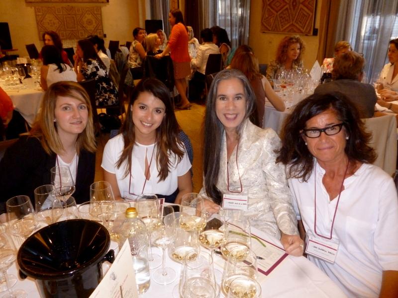 Eligiendo el vino preferido de paladares femeninos ! 26 de mayo 2015 luego detalles en mi blog..<a href="/AmaviConcurso/">Amavi</a>
