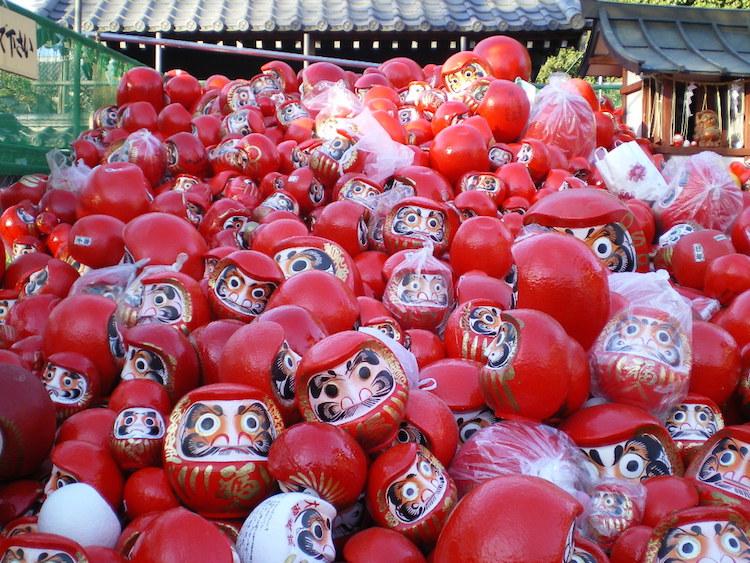 Japan_Info_'s tweet photo. Daruma doll: Let’s make your own good luck charm! http://t.co/LQO8KEbxc0 #daruma #luckcharm http://t.co/rxD9GvsZEy