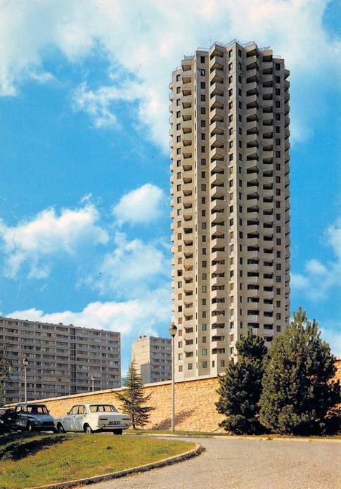 BrutalHouse's tweet photo. Quartier de la Duchère
Lyon, France
—
http://t.co/ksyUnsz3Ta http://t.co/uDFhj7wOH2