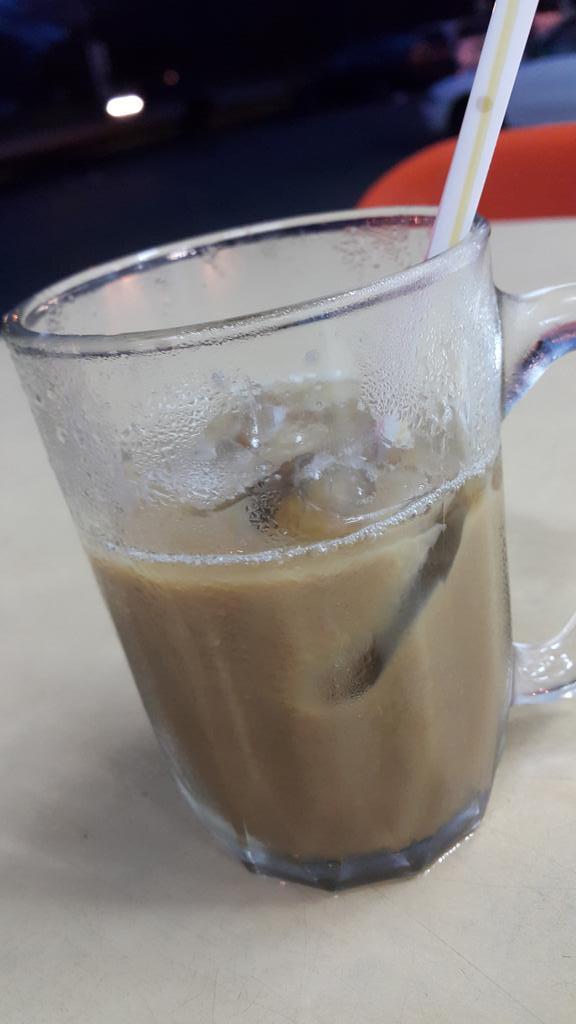 _4ziman's tweet image. Pekena Kopi sebelum masuk studio. #LikeABoss #NotABitch