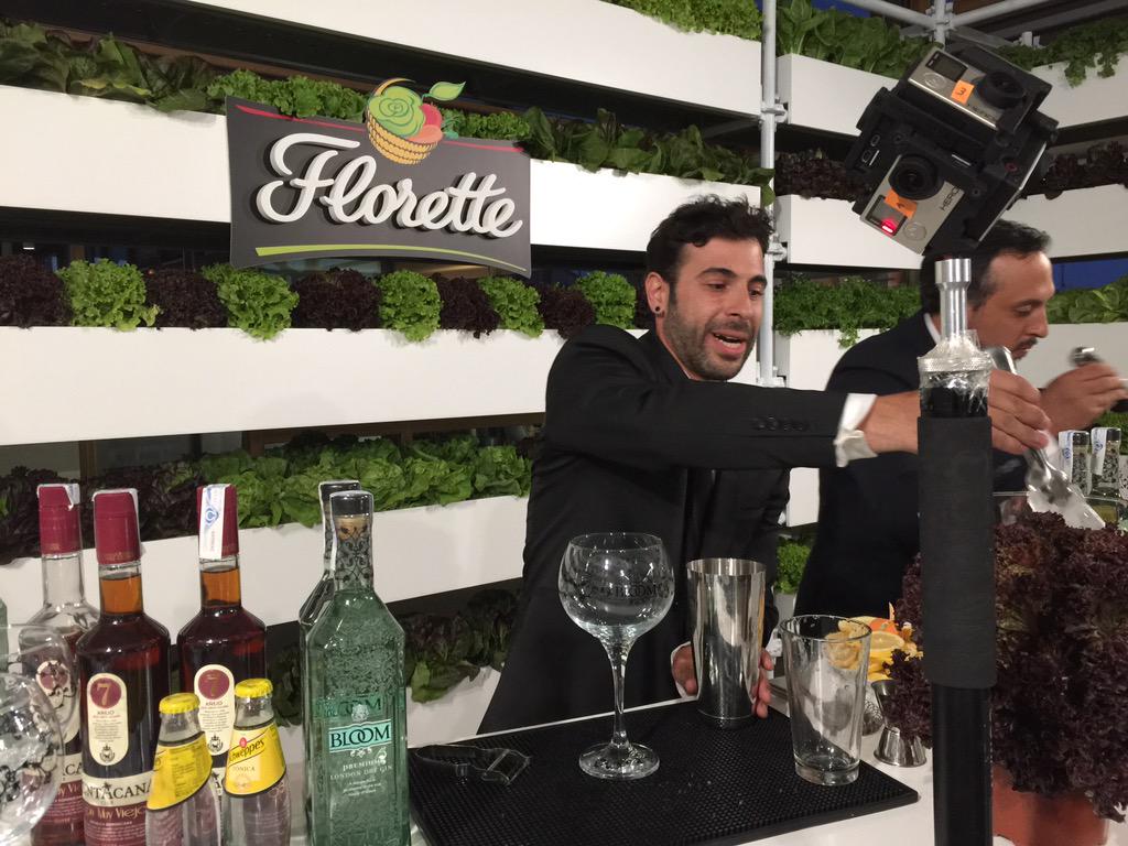 Kripstian's tweet photo. ¡Tras el evento de Samsung, visita fugaz a @Florette_es en la azotea! ¡Gins, vídeos 360 y ensaladas! 😊 http://t.co/mh7DH2RtaK