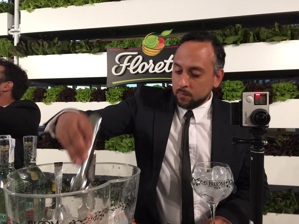 Kripstian's tweet photo. ¡Tras el evento de Samsung, visita fugaz a @Florette_es en la azotea! ¡Gins, vídeos 360 y ensaladas! 😊 http://t.co/mh7DH2RtaK