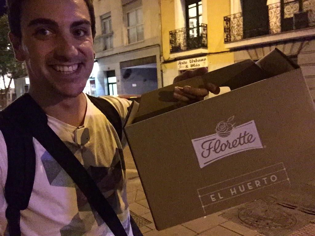 Kripstian's tweet photo. ¡Tras el evento de Samsung, visita fugaz a @Florette_es en la azotea! ¡Gins, vídeos 360 y ensaladas! 😊 http://t.co/mh7DH2RtaK