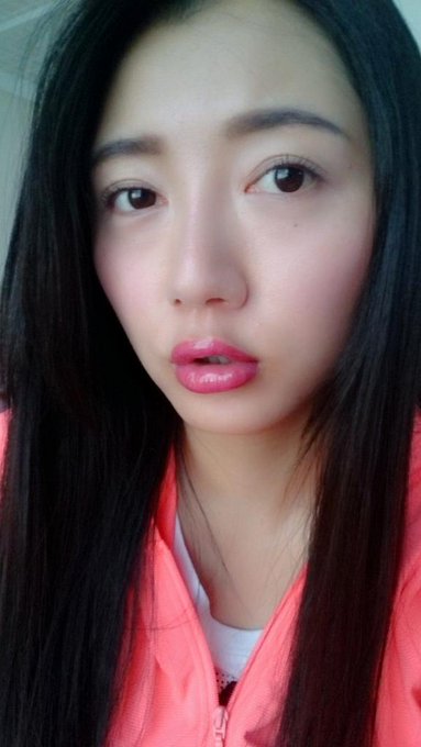 お気に入りの口紅とリップグロス(〃^ー^〃) イヴサンローランは凄くお気に入り♪(/&omega;＼*)青みピンク色󾭠 今日は口紅だけ派手であとはマスカラ、アイブロー、チークだけでアイラインはなしだよん✨ http://t