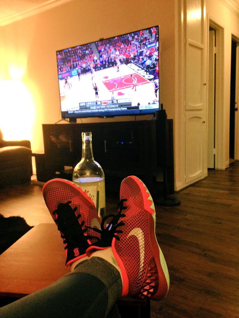lotayro's tweet photo. Game time 🍷🏀 @rokellogg22 @ddnikka #LingLing #NickyPoo http://t.co/6z5oYjlhEa