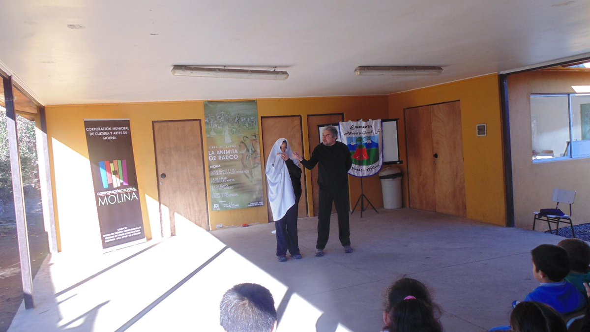 culturamolina's tweet photo. Teatro Itinerante en la semana de la Educación Artística @colegiovygotsky @Cooperativa @redculturacl @Molina_Chile http://t.co/jxUjEin3le