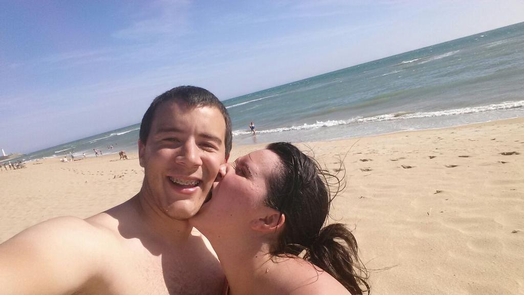 JosFranco94's tweet photo. Un día estupendo de playaa con @NeriMelgar95 😙 😍  te quierooo 😍😙🐼 http://t.co/CWCmpTa2Y9