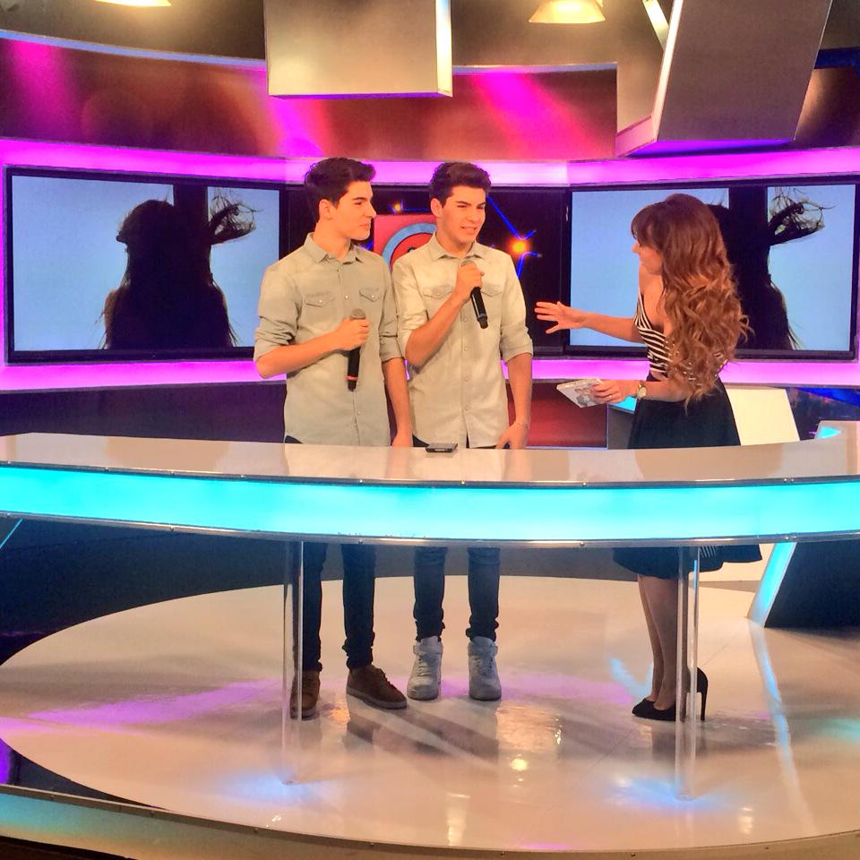 GemeliersMusic's tweet photo. Que bien nos lo hemos pasado en @tvtelehit con @NataliaTelehit #Gemeliersmexico ¡Gracias! @PepsRecordsES http://t.co/Gk7AbT80mt