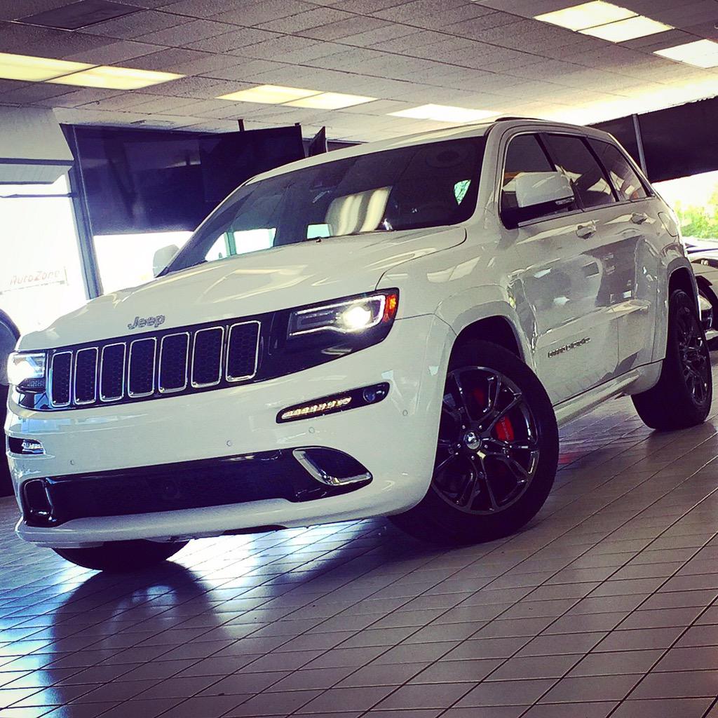 XMOTORSPORTINC's tweet photo. 2014 #Jeep #GrandCherokee #SRT8 #PeanutButterGuts #LagunaLeather #PanoRoof #BlackChrome20s #RockinWhips  #GoXmotors http://t.co/pKAulvhJR1