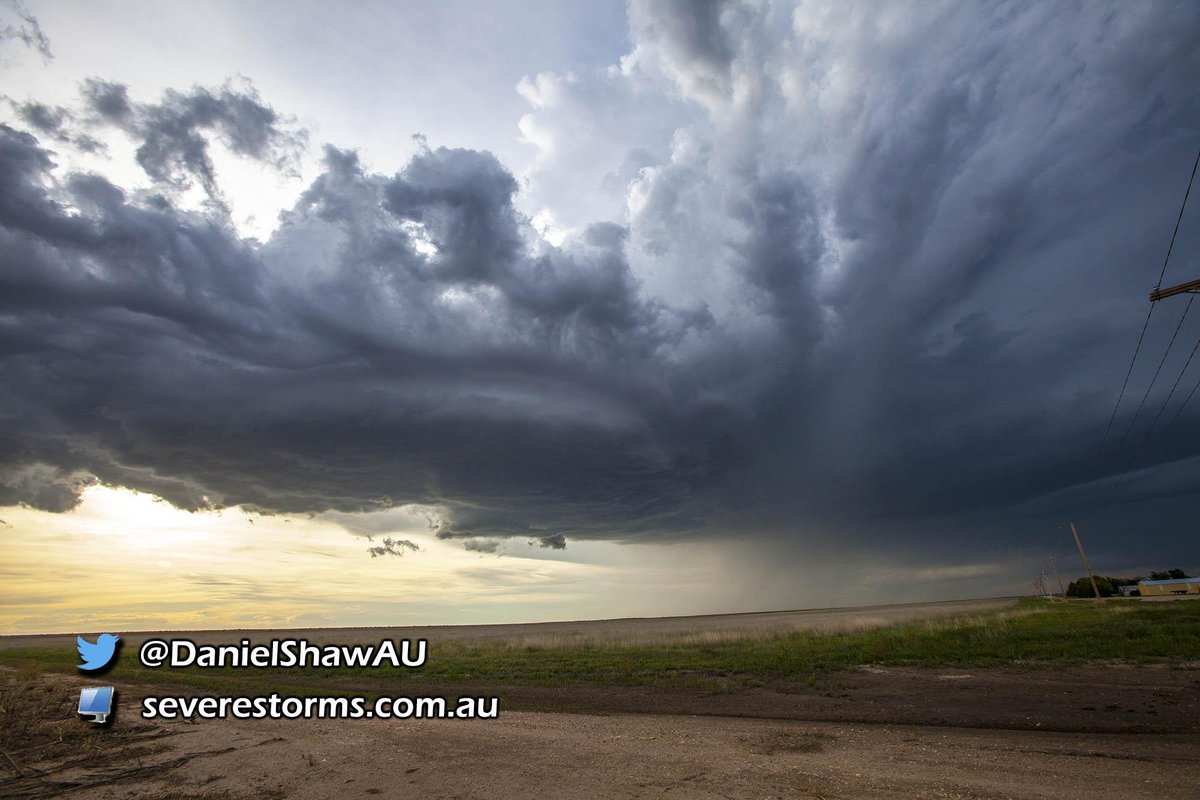 DanielShawAU's tweet photo. Storm near Syracuse, Colorado producing a rather impressive rotating meso. http://t.co/5VGsLbFOyd