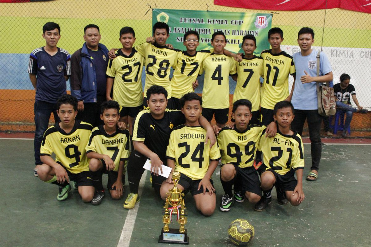 FusakiTH's tweet photo. Selamat buat smp rafflesia telah juara 3 futsal kimia cup 2015 http://t.co/dv7hkOFesT