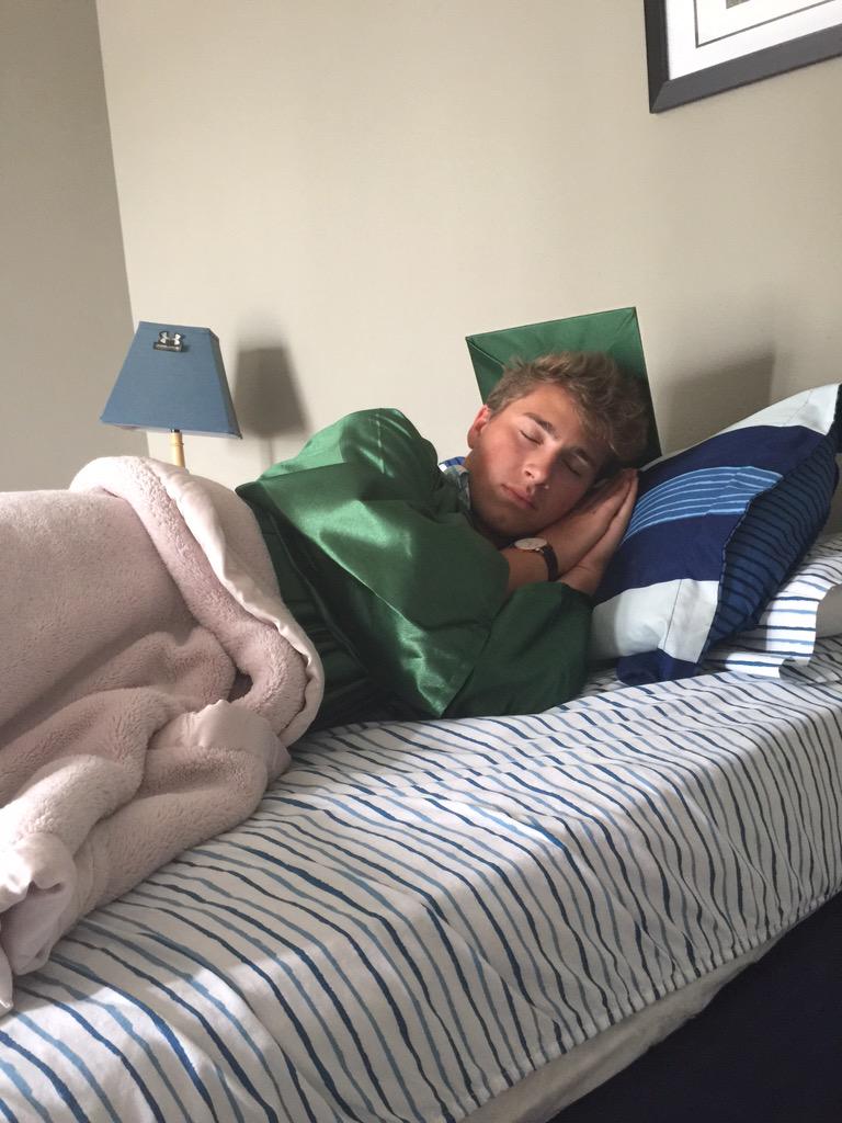 FlyDaddyNick's tweet photo. Waiting for graduation day like...😂😭 http://t.co/DINYcXj1t7