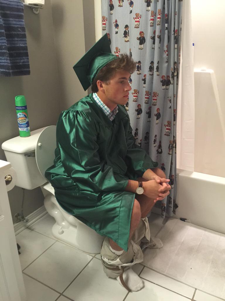 FlyDaddyNick's tweet photo. Waiting for graduation day like...😂😭 http://t.co/DINYcXj1t7