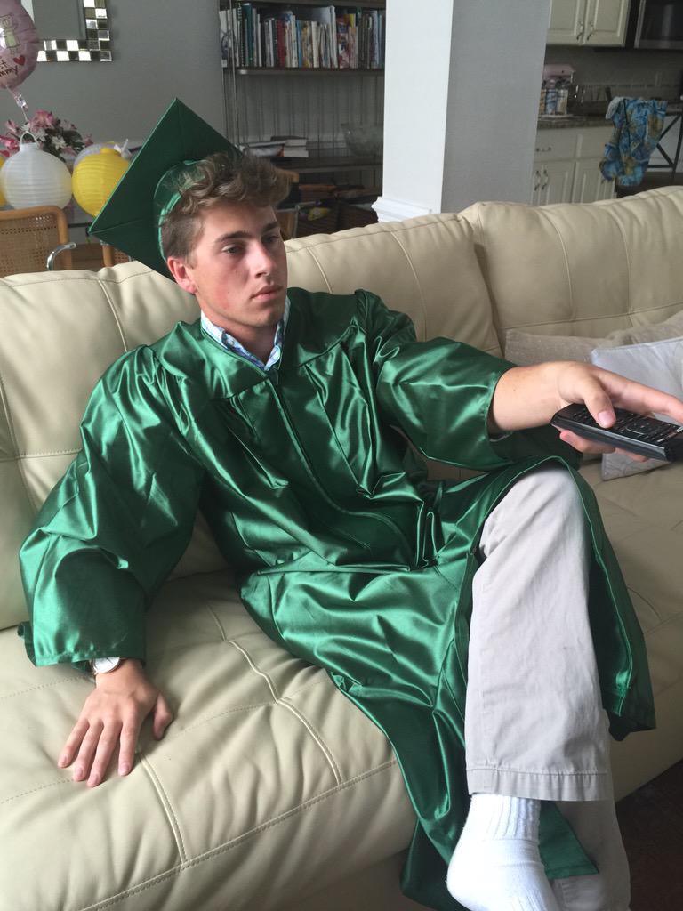 FlyDaddyNick's tweet photo. Waiting for graduation day like...😂😭 http://t.co/DINYcXj1t7