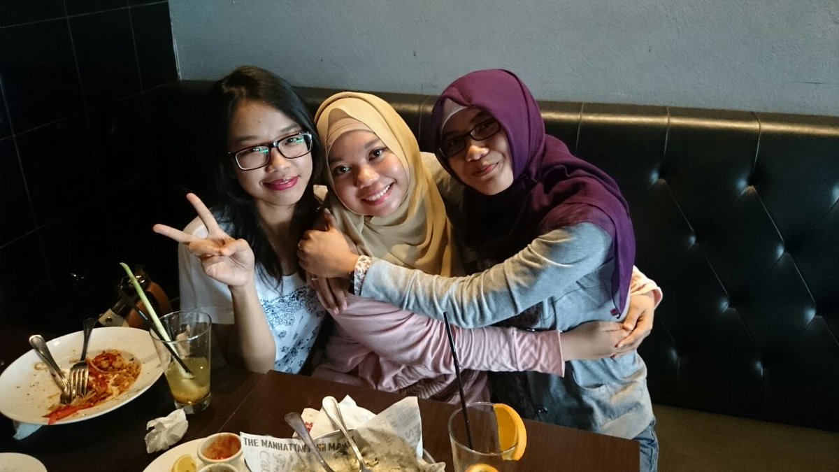 _ameliautami's tweet photo. happy, smile and keep in touch with my besties. ♥♥ @vaniapriyasmara @sari_murniati http://t.co/QIb6pG5QIf