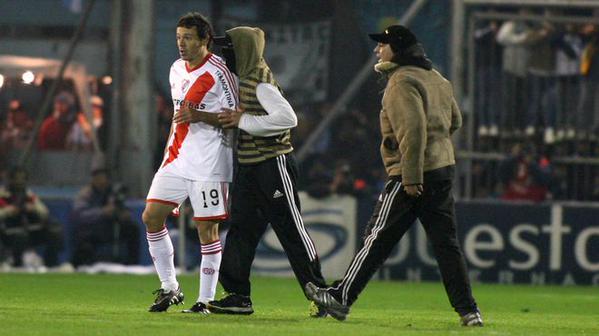 SoyArgen's tweet photo. Los de River se quejan pero ellos le pegaron a un jugador, paraguayo, pero era jugador al fin. http://t.co/jDJM02AuyC