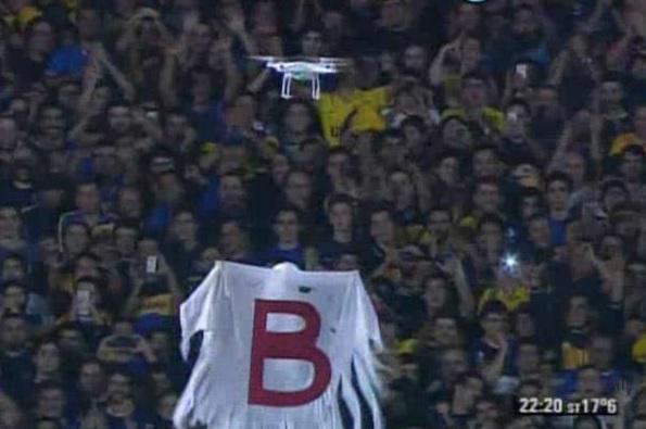 PiratasTuiteros's tweet photo. Solo venimos a decir que si no fuera por nosotros este drone no estaría sobrevolando la bombonera en estos momentos. http://t.co/INJ1AqxqRF