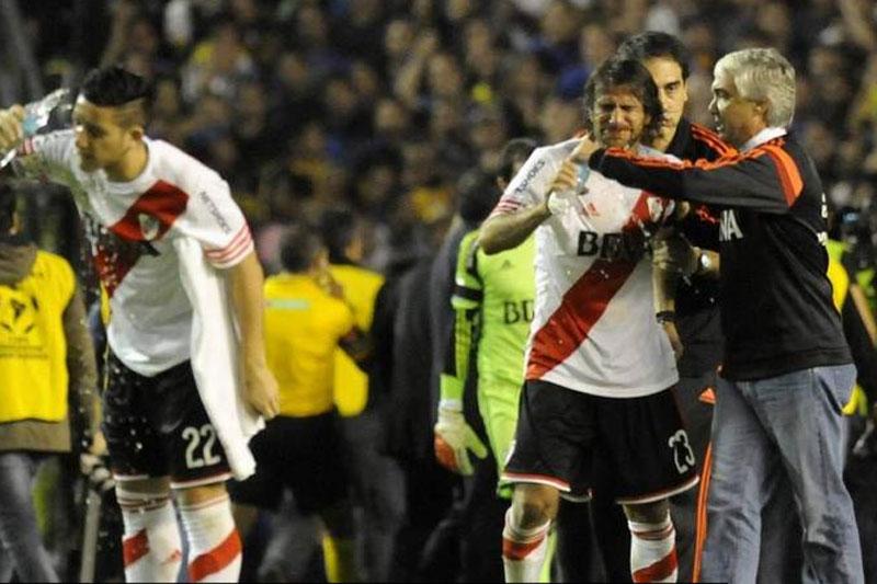 la100fm's tweet photo. Partido detenido: Les tiraron gas pimienta a jugadores de River http://t.co/t9EePaWkB0 http://t.co/joc1PdZ4O9