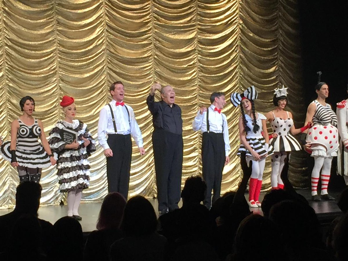 AHORA Aplauso final del ensayo exclusivo del Club La Nación <a href="/clubln/">Club LA NACION</a> c/ la platea de pie ovacionando <a href="/SalsaCriolla_30/">Enrique Pinti - SC</a>