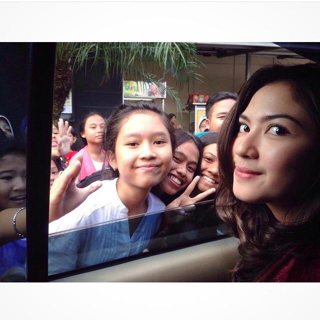 JMunityJakBar's tweet photo. SO PROUD!!Baik banget buka kaca buat foto bareng #JMunity Bandung😘 @Jscmila http://t.co/1jjkUQ7ajK