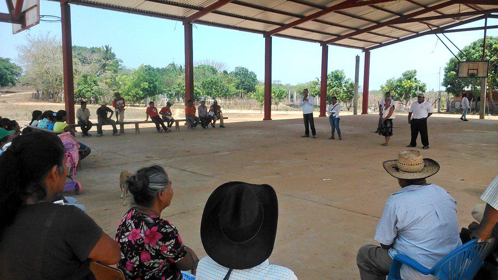 marinelbaclavel's tweet photo. #PorqueNosUneSeeOaxaqueños @Ofic_CarlosSar #TodosConElCapi #lagunillas #sanIsidro @Mafud_PRI @IvonneOP @marychunga http://t.co/FOaoChfCWH
