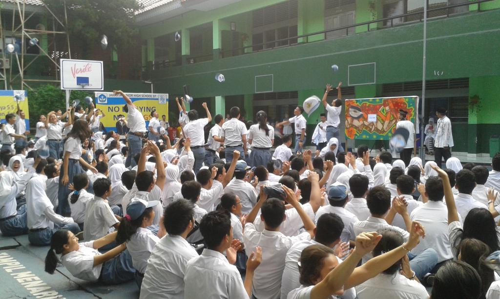 Samrel37's tweet photo. Selamat kami ucapkan bagi siswa/i kls 12 atas kelulusannya 100% http://t.co/orBrm5PQ15