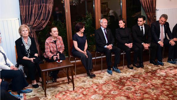 CHP Taş Devri'ne geçti❗️
KK,Evlere galoşla girmeyin" diyerek partililere akıl verdi. 
Ancak talimatını çiğnedi.