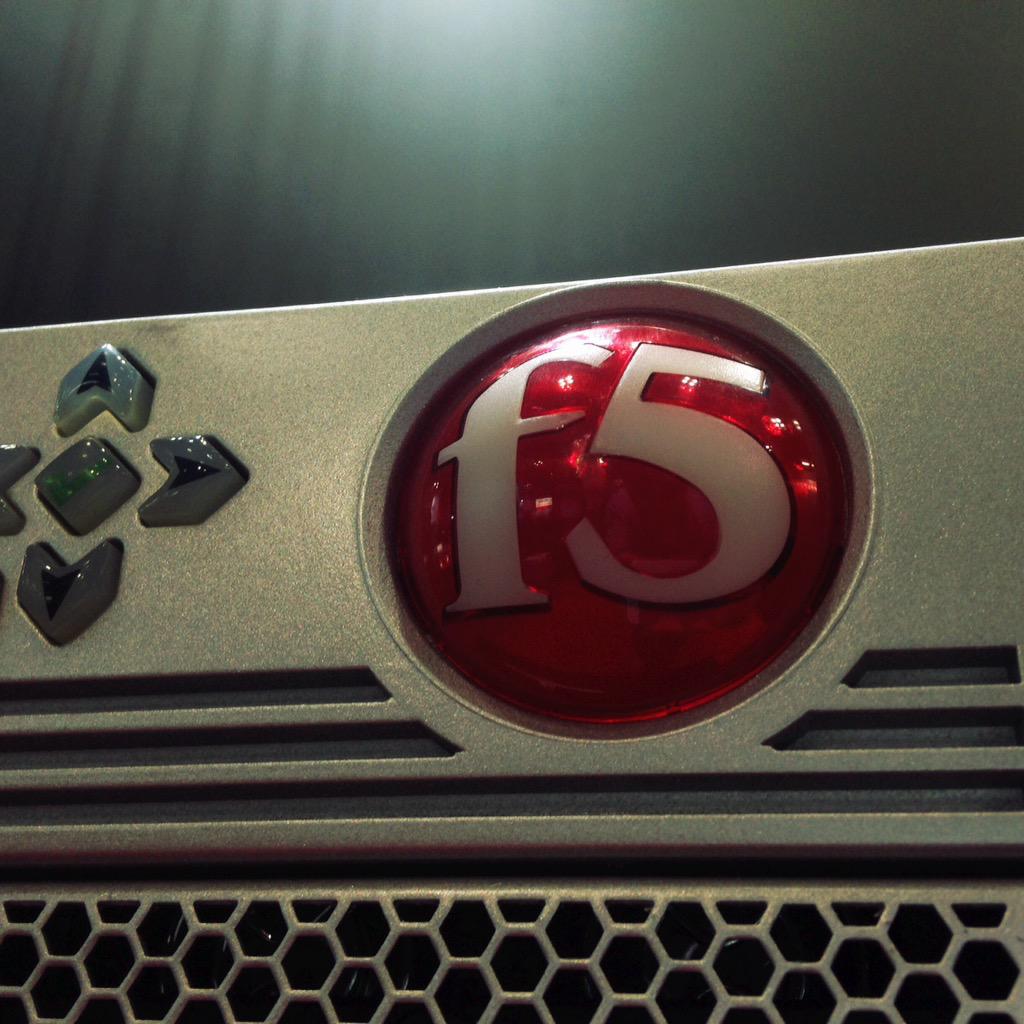 F5Japan's tweet image. ビッグサイト、F5ブースの製品撮影会。弊社製品 #VIPRION を撮影いただきツイートされた方にQUOカード差し上げています。まだまだ実施中ですので、お帰りの前にF5ブースにお立ち寄りください！ #F5JP