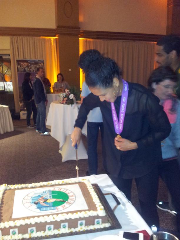 sportstudio's tweet photo. Ein Stück vom Champions-Kuchen: Celia #Sasic bei der FFC-Siegerinnen-Feier #FFCPSG #UCL #Frauenfußball http://t.co/jVxx3ESkYQ