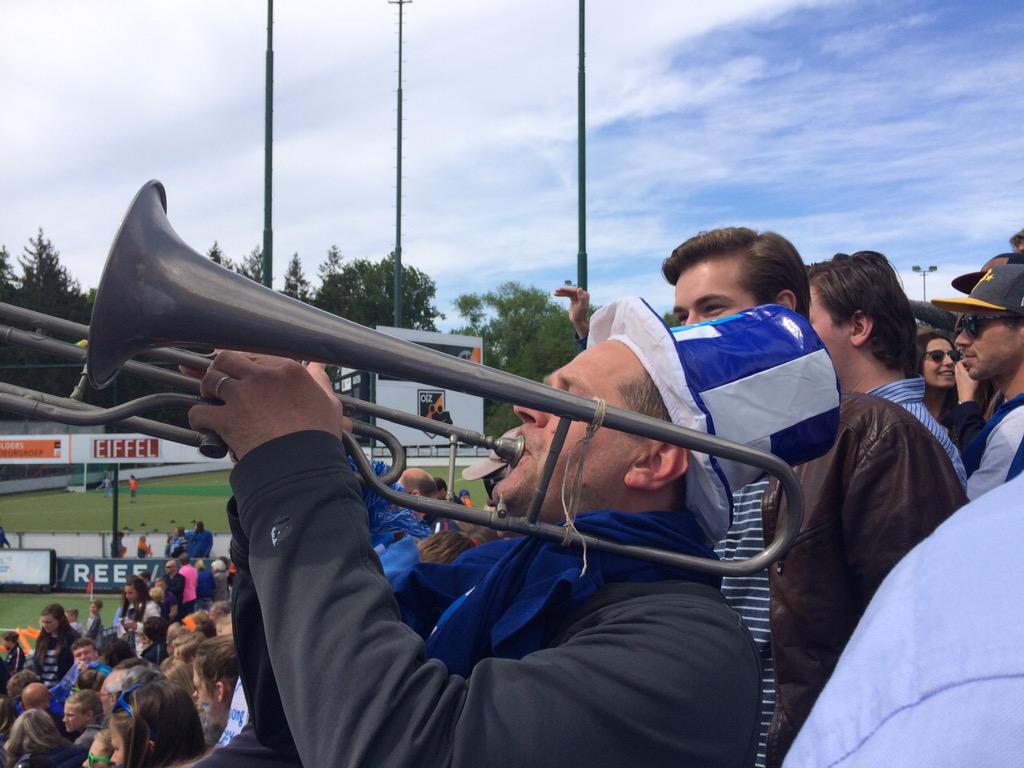 KampongHockey's tweet photo. Topsfeer dankzij @KampongVoetbal Ultras. Zaterdag weer? We hebben jullie nodig! @BWA_Kampong #ForzaKampong #omni http://t.co/Jaahc9SJNC