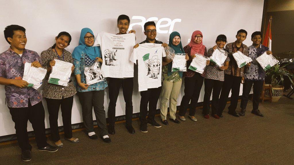 BPOM_RI's tweet photo. Terima kasih dan selamat kpd para pemenang lomba tweet #CASNBPOM ttp semangat nge-tweet info obat dan makanan yaa 😊😊 http://t.co/P5lN3yRFyv