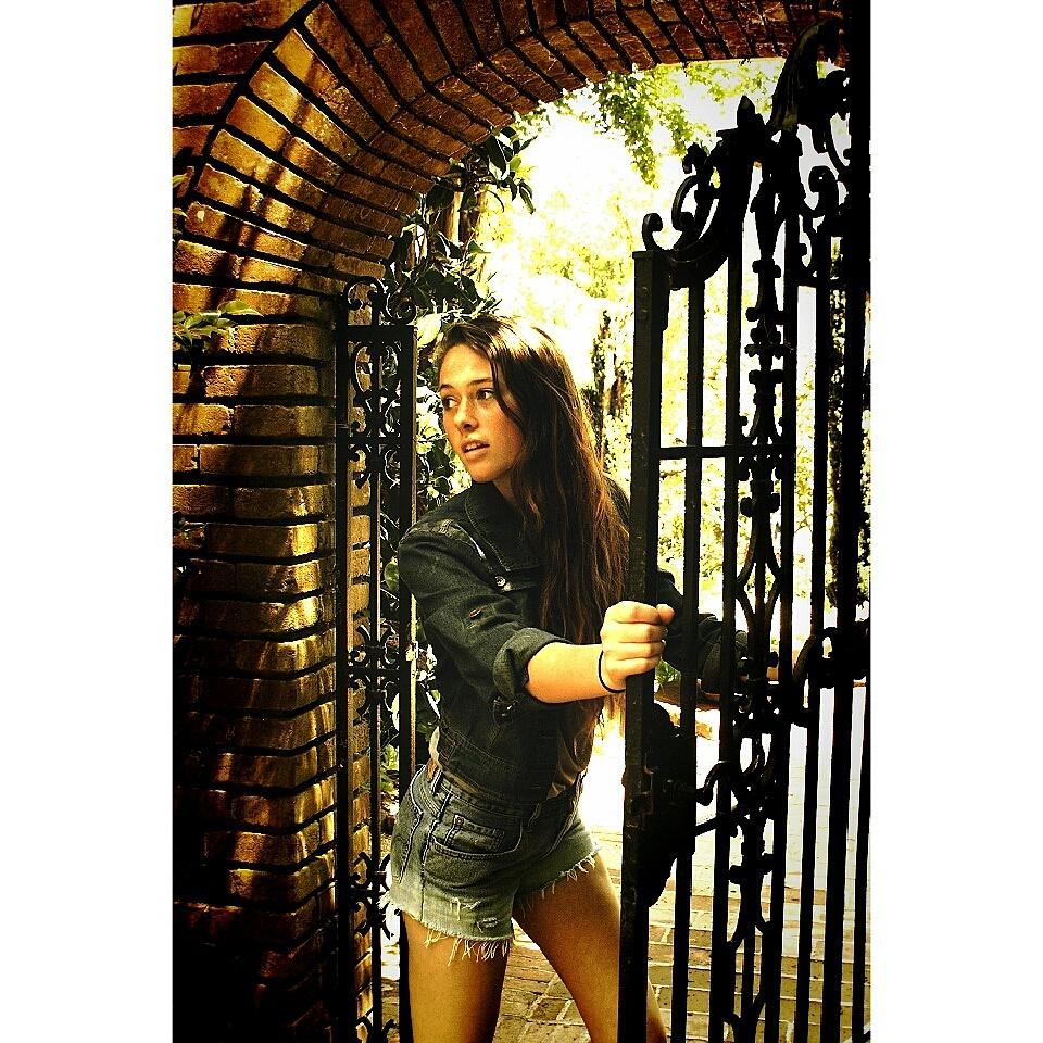 ayeeeway's tweet photo. Mom: Look back like something is happening.
Me: Why?
Mom: Just do it.
Me:
#Flashback #SeniorPhotos #ModelsRUs http://t.co/wYSGdOJrh8