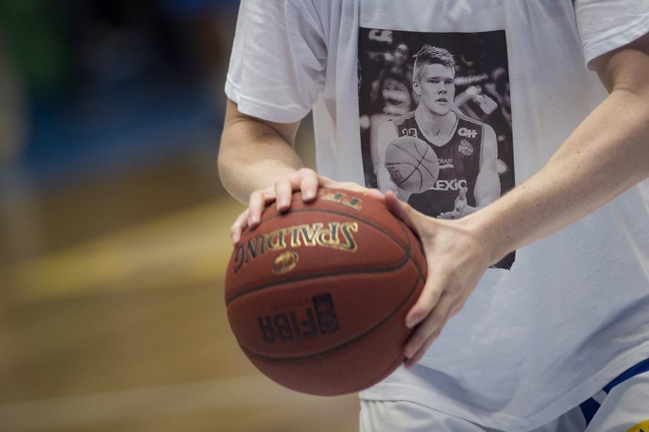 Nieuwsblad_be's tweet photo. Spelers Aalstar en Bergen dragen T-shirt met foto overleden Larsen http://t.co/CeEcBrfxSy #nieuwsblad http://t.co/JA5sWytD12