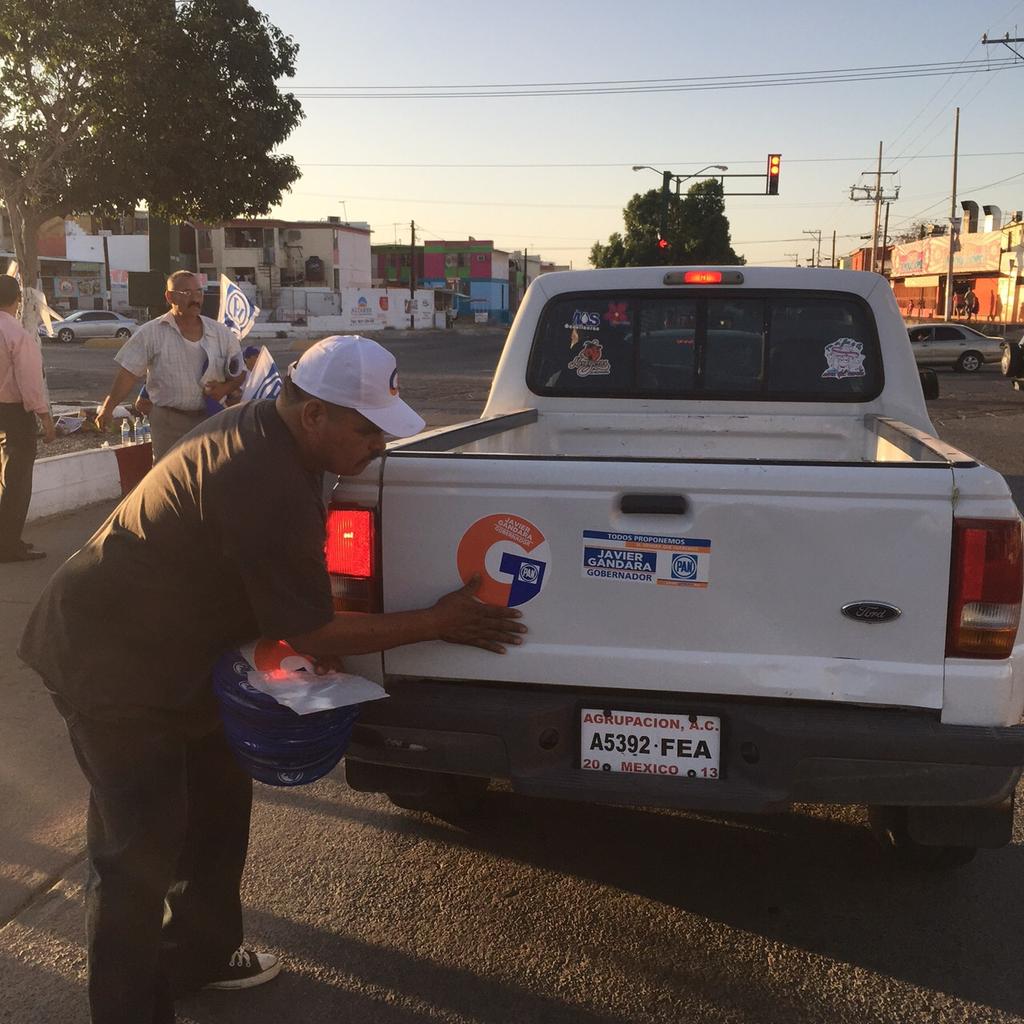 MLopezMasc's tweet photo. Y Mientras Tanto X El Blvd Capomo En La Nvo Hillo #CalcaTrasCalca #CampañaPermanenteJGM @JavierGandaraM @damianzepeda http://t.co/zhGeKRXU4Y