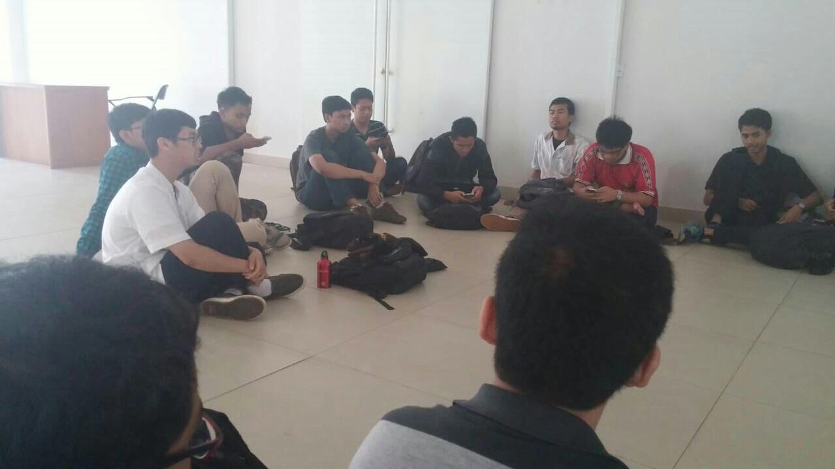 boeconomica's tweet photo. Situasi Klarifikasi Publik FORMA UI di selasar RIK #batmanUI #ikmUI http://t.co/2GlFxJEuaI