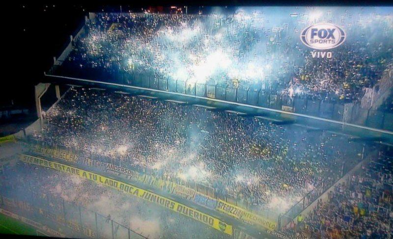 elcosodelapizza's tweet photo. Berni: "Bengalas no hubo". Pero había muchos muchísimos bichitos de luz http://t.co/Ffn4vTuSuZ