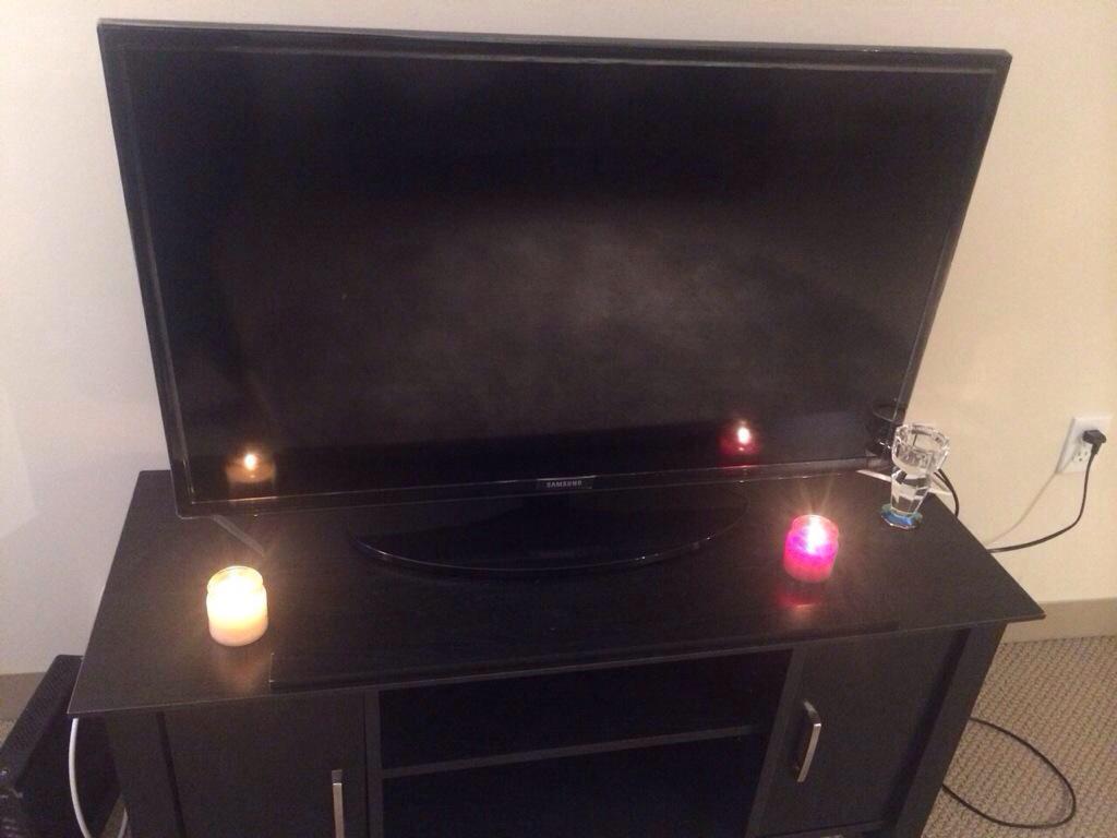 Hamad_Hed's tweet photo. سرير حجم كوين 250$ كنبتين تسير سرير 300$ تلفزيون 40 بوصة 250$ http://t.co/8FpagZGM6o