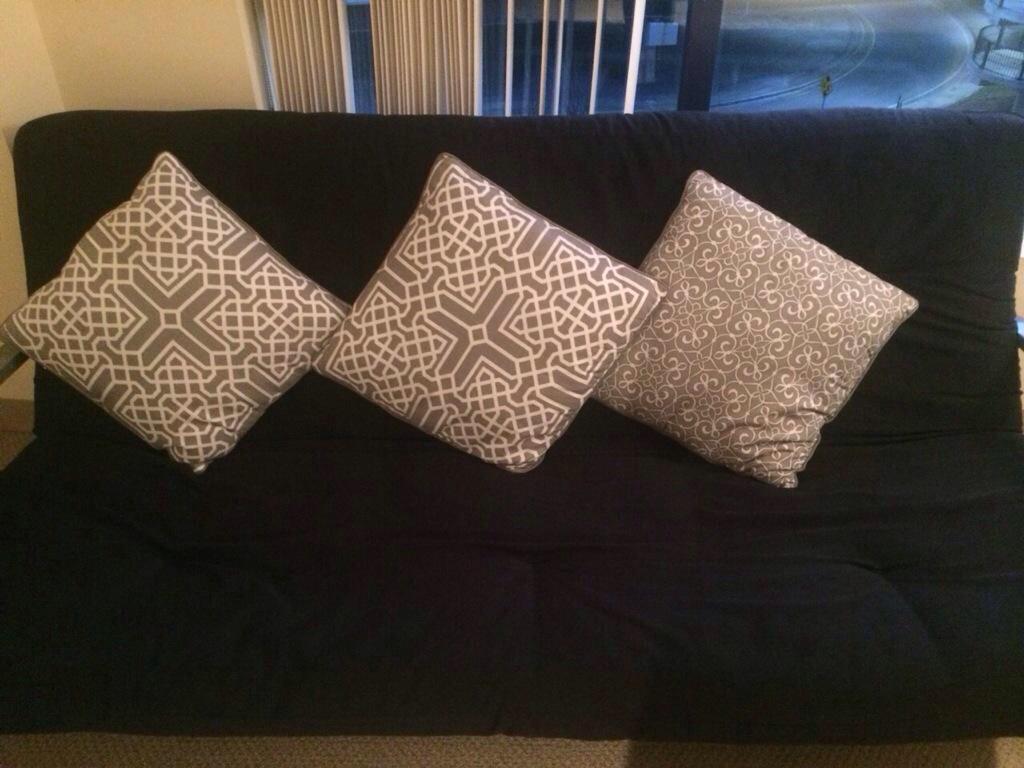 Hamad_Hed's tweet photo. سرير حجم كوين 250$ كنبتين تسير سرير 300$ تلفزيون 40 بوصة 250$ http://t.co/8FpagZGM6o