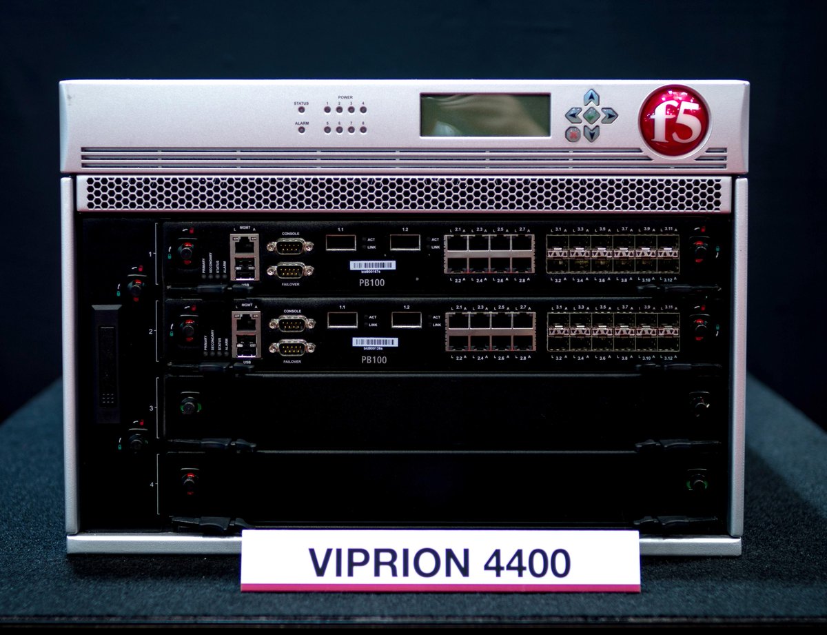 F5Japan's tweet image. ビッグサイト、#データセンター 構築運用展、F5ブースでは、展示中の弊社製品 #VIPRION を撮影いただきツイートされた方に、QUOカードを差し上げています。皆様のご参加お待ちしています！カッコよく撮してください！！ #F5JP