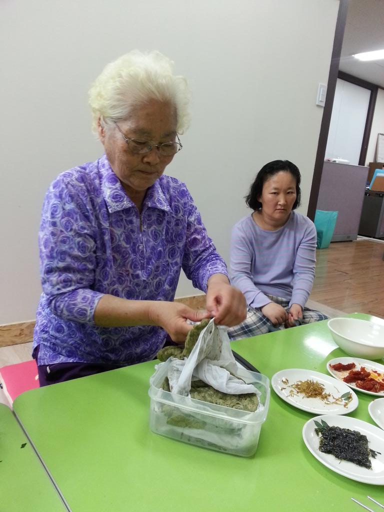 어르신께서 스승의날 쑥떡을 손수 해서 가져오셨다
제가 어른들께 스승이라니 네무 과하신 말씀
