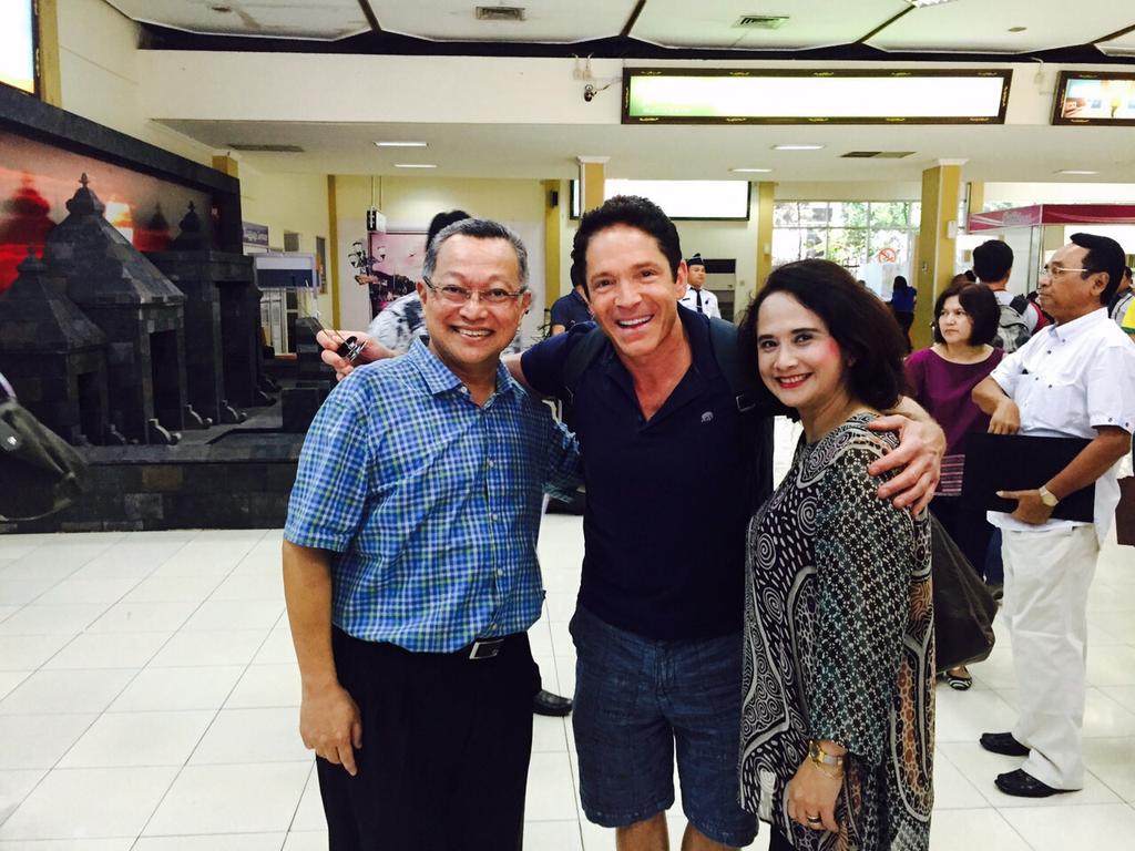 Dave Koz baru saja mendarat di Jogja!!! Bersama Pak Tony dan istri, Dave Koz menyapa Yogyakartaaaaa 🙌🙌🙌