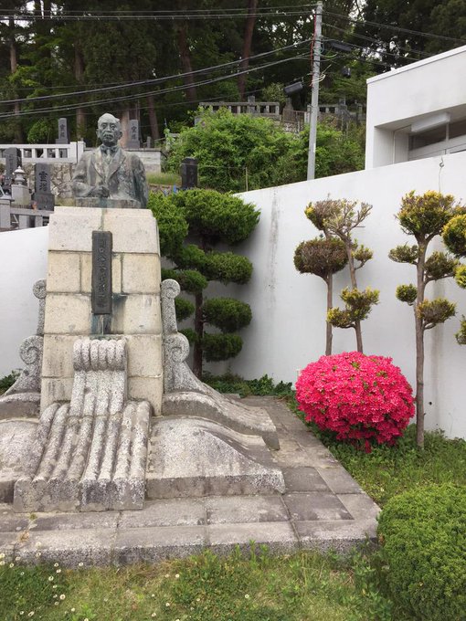 本日の田老。関口松太郎（田老村村長、防潮堤建設を決めた人）像の前のつつじがきれい。 