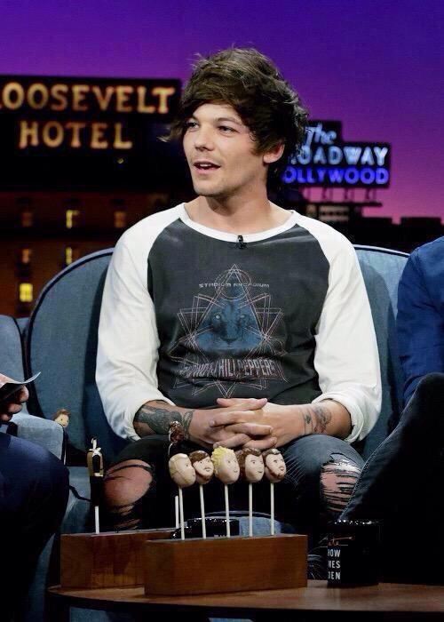 kvrtcobai's tweet photo. Louis ha preso il pupazzetto di Zayn dalla torta e l'ha messo affianco a lui. 
PIANGO MUCCHE LILLA. #LateLateShow http://t.co/6LjD7F8VPE