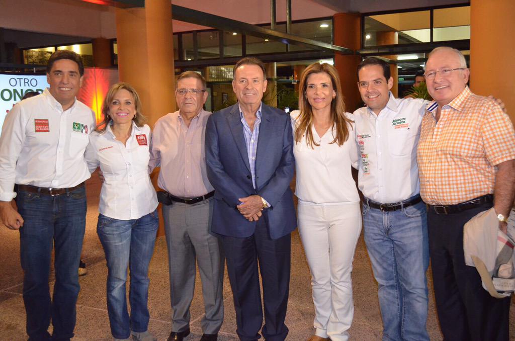 ClaudiaPavlovic's tweet photo. Gracias a la familia y al Grupo Mazón por esta agradable reunión. Seguimos en la construcción de #OtroSonoraYA http://t.co/xV3XwSV9kN