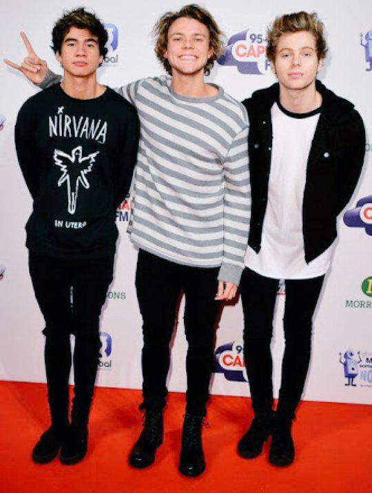 5SOSPHOfficial's tweet photo. Ashton's hands and Calum's face are literally almost the same size http://t.co/CLrnhCRHVc