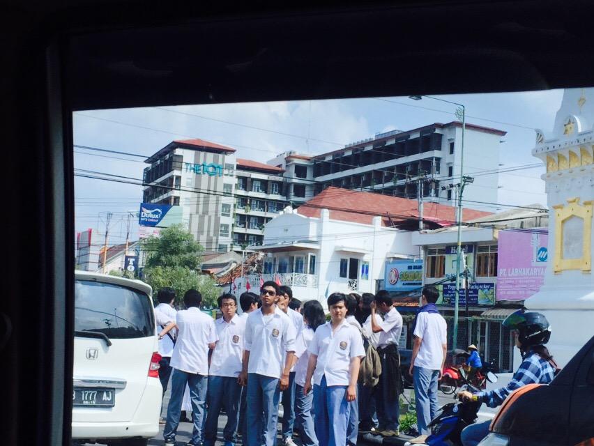 di Jogja anak2 SMA yang lulus foto2 di depan Tugu, tanpa coret2 😊  (via <a href="/ren4ldo/">Renaldo</a>)