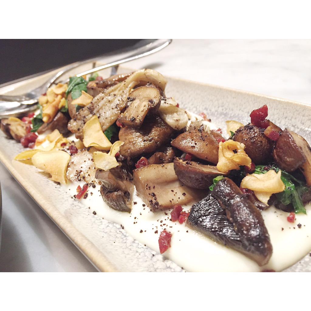 Champiñones: Roasted mushrooms, smoked kale &amp; crumbed proscuitto w parsnip puree &amp; Jerusalem artichoke chips